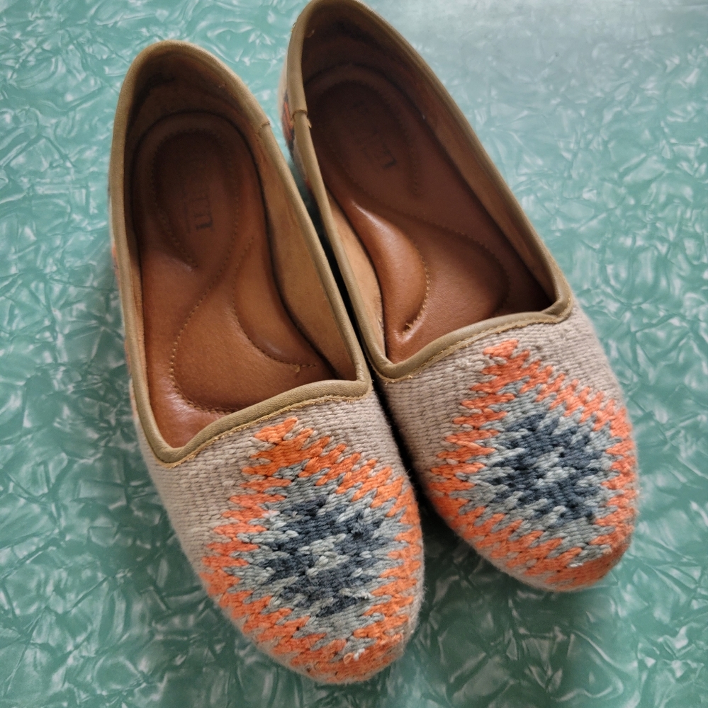 Born size 9 woven shoes